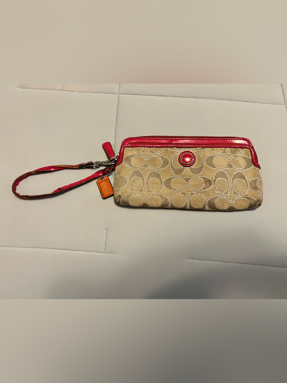 Vintage Coach Signature
Jacquard Pink Patent Leather
Zippy Wristlet Wallet